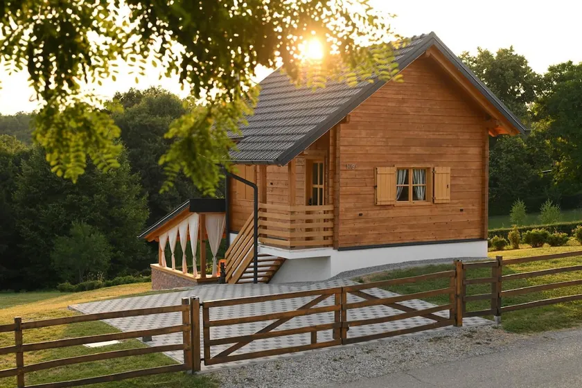 Wooden fairy tale vacation house - Image 1