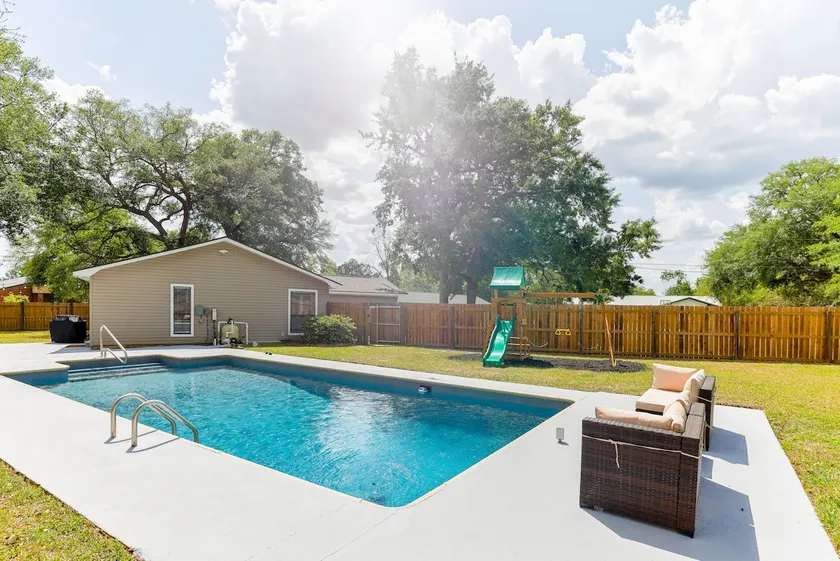 Firepit~Pool~Outdoor Games~ Picnic Area - Image 1