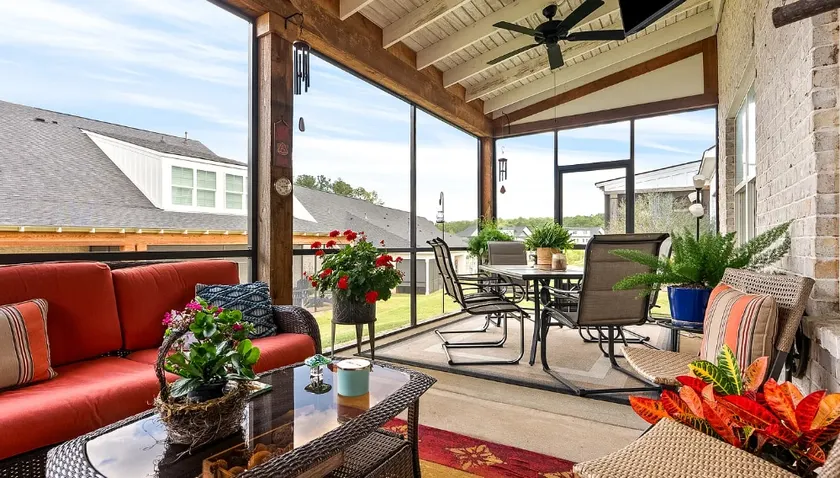 End-Unit 3BR Townhouse w/ Pool Access - Image 1