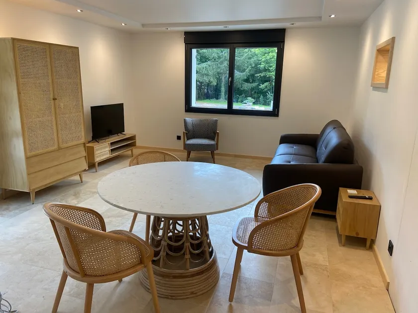 Independent accommodation in a green space - Image 1