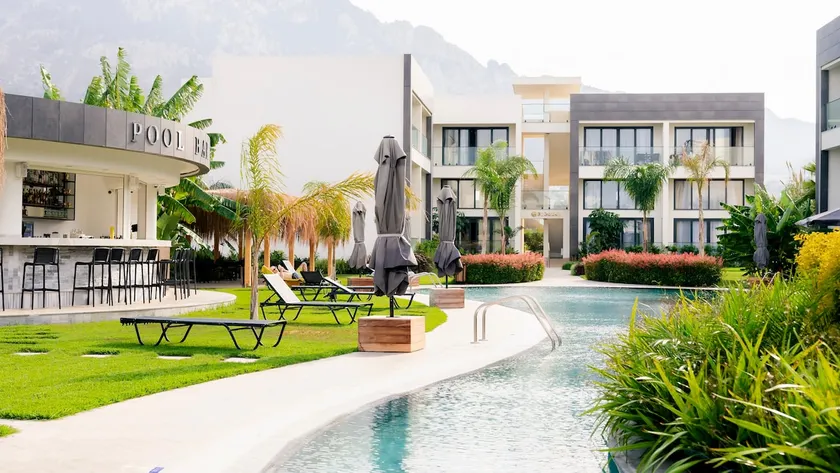 Mountain View · Balcony · Pool · Beach & Spa - Image 1