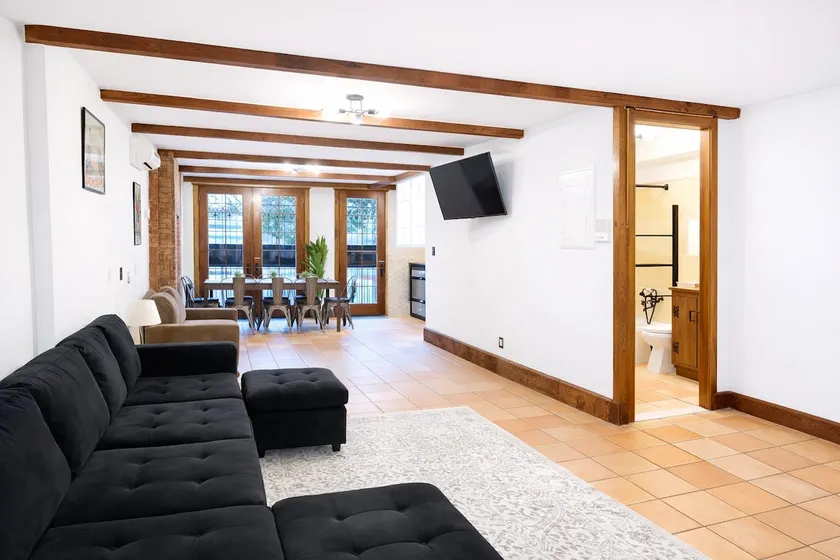 Central Park Garden | Private Backyard | Sleeps 6 - Image 1