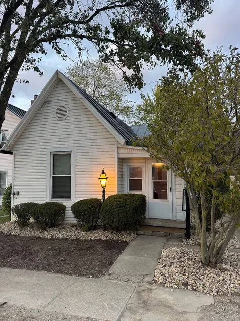 Charming 2-Bed Retreat-Close to Downtown - Image 1