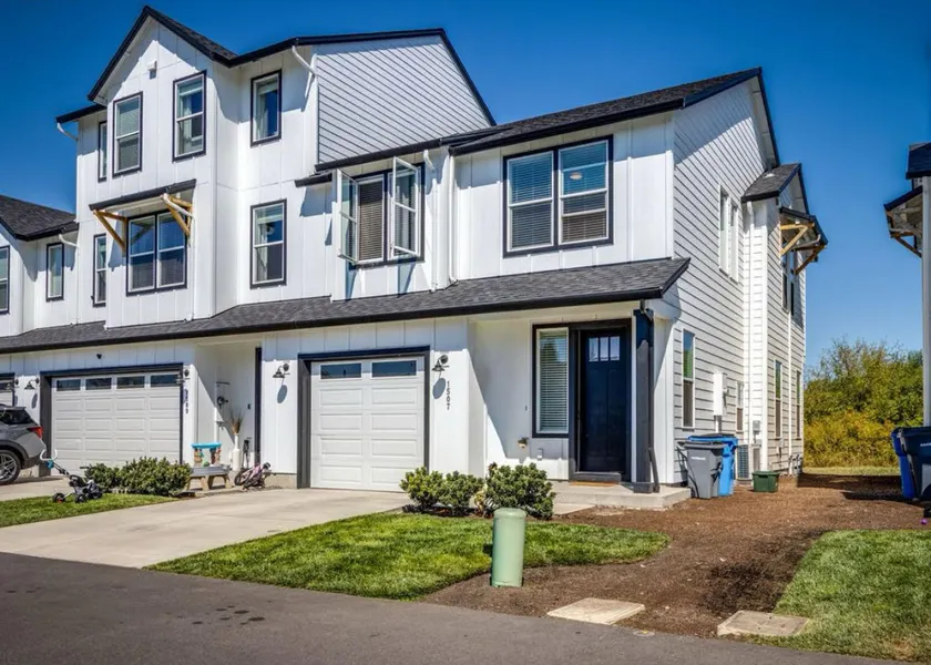 Luxe Townhome Stay - Image 1