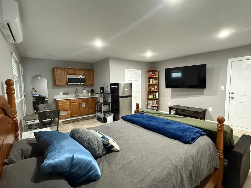 Cozy Studio by the Gardens - Image 1