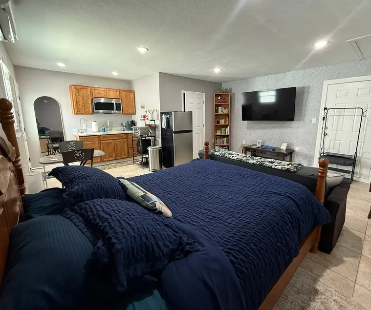 Cozy Studio by the Gardens - Image 1