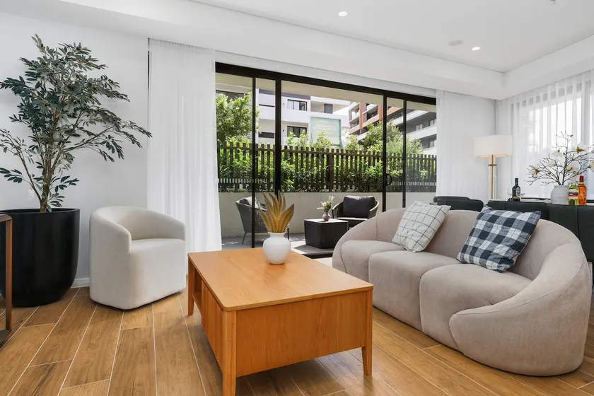 Luxury 5 Bedroom Rouse Hill Home - Image 1
