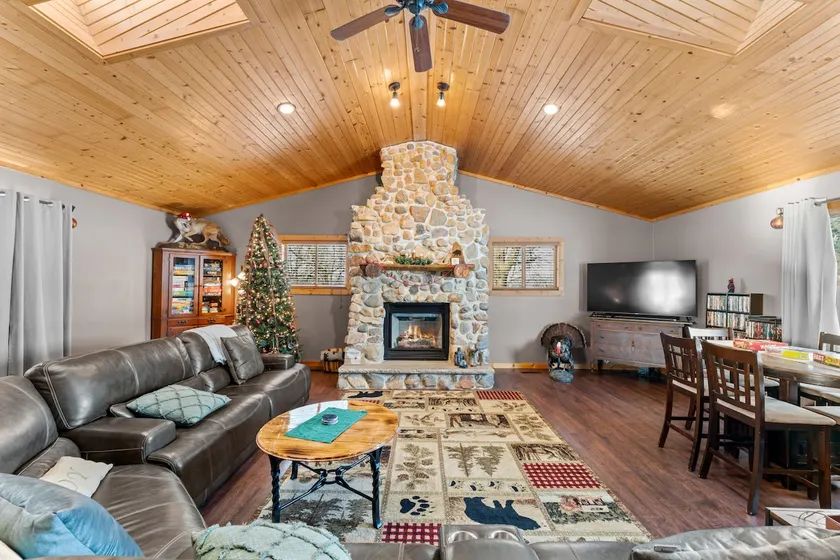 Game Room Log Cabin Near Dells Hot Tub - Image 1