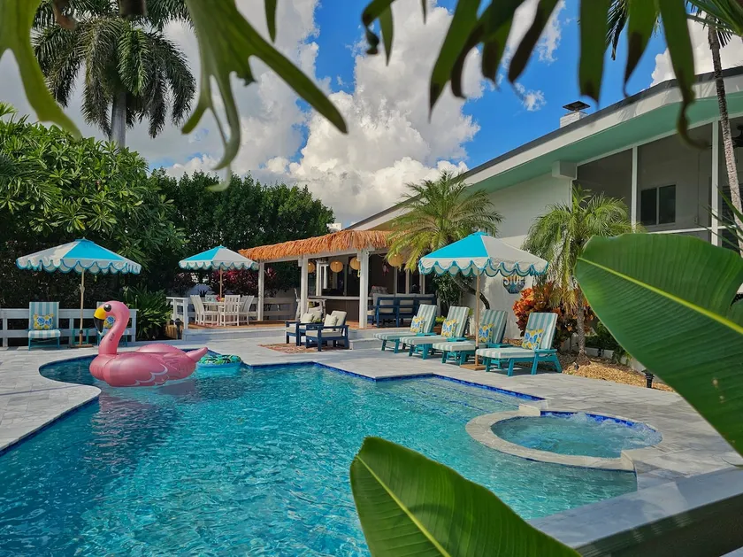 • The Bird • 3 blocks to beach-Heated Pool-Hot Tub - Image 1