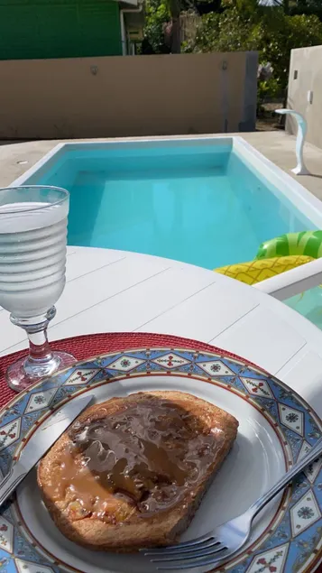 House with a swimming pool and comfort in a quiet neighborhood. - Image 1