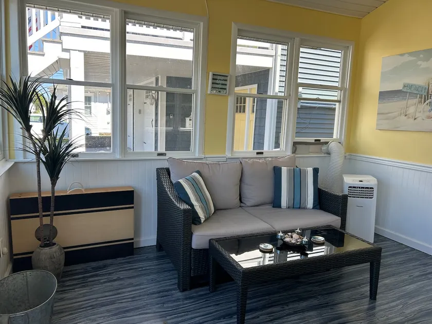 Beach Getaway - 3BR,A/C,1 Block to Beach, 6 badges - Image 1