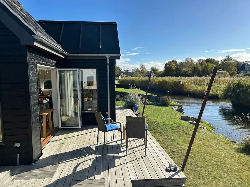 Beautiful tiny house overlooking the river - Image 1