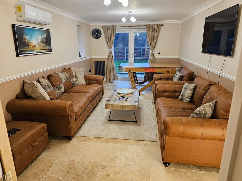 Hilcote Exec 2-Bed: AC, EV Charge & Games Table - Image 1