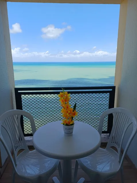 Beachfront 17th-floor apartment, 6 km from the airport - Image 1