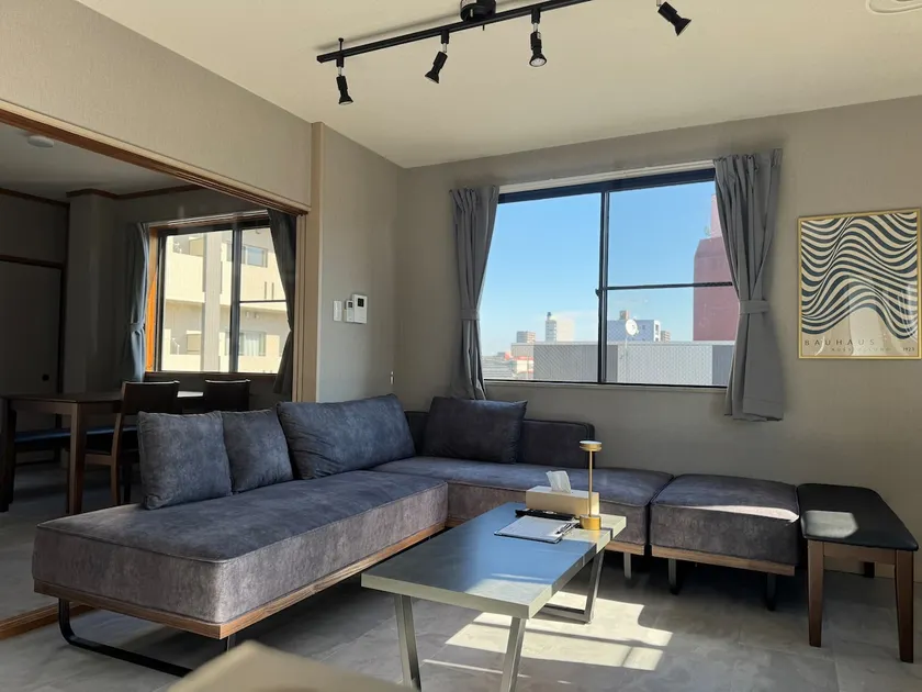 [About 6 minutes on foot from Utsunomiya Station] [Free parking for up to 2 cars] Excellent access [Maximum of 10 guests] Family apartment. - Image 1