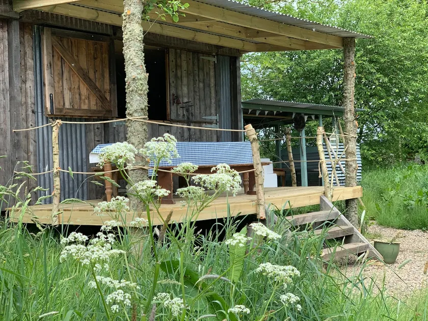 A quirky woodsman’s hut with wood fired hottub - Image 1