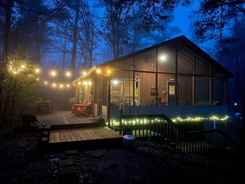Wood River Retreat: Private Cabin Above the River - Image 1