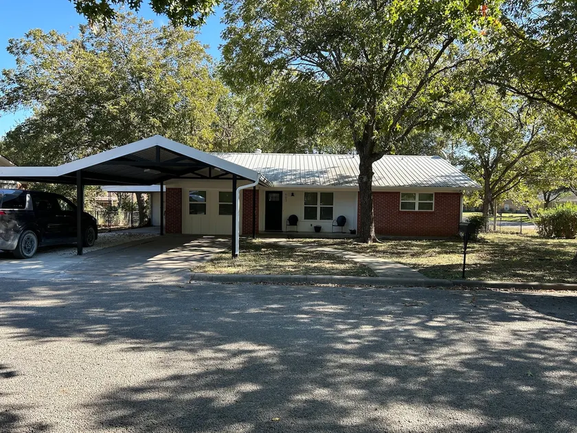 3/2 on quiet corner with trees, fenced yard - Image 1