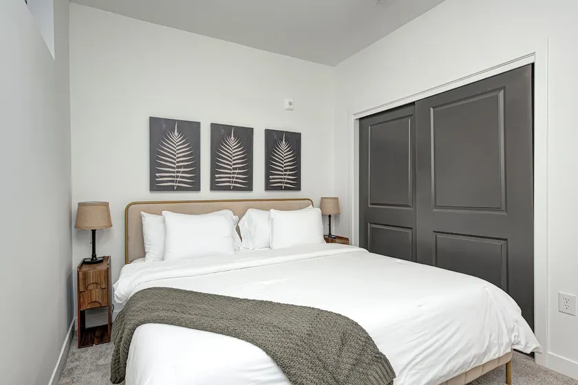 Butterfly Haven - 1 King bed/1bth Studio - Image 1