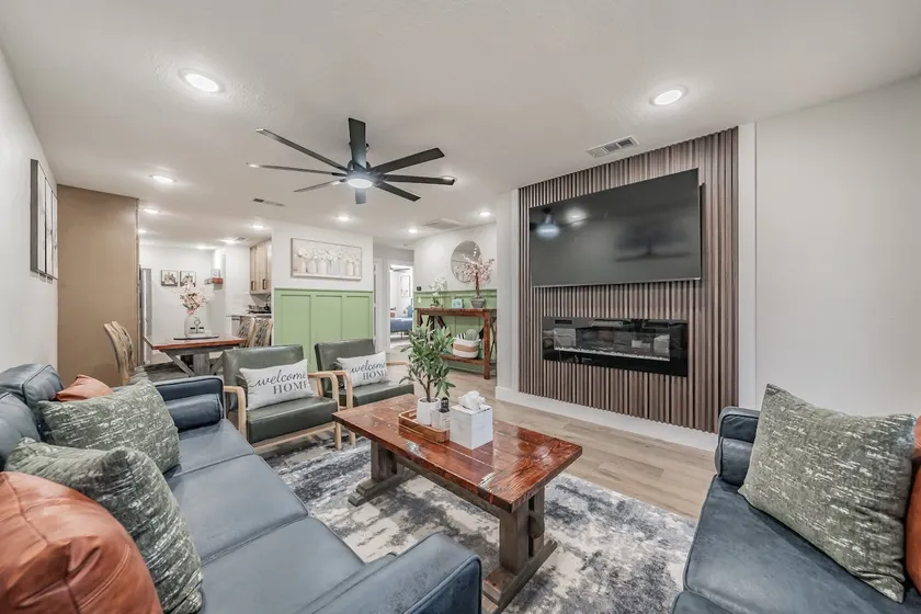 3BD/2BTH Home Away From Home Near Airport - Image 1