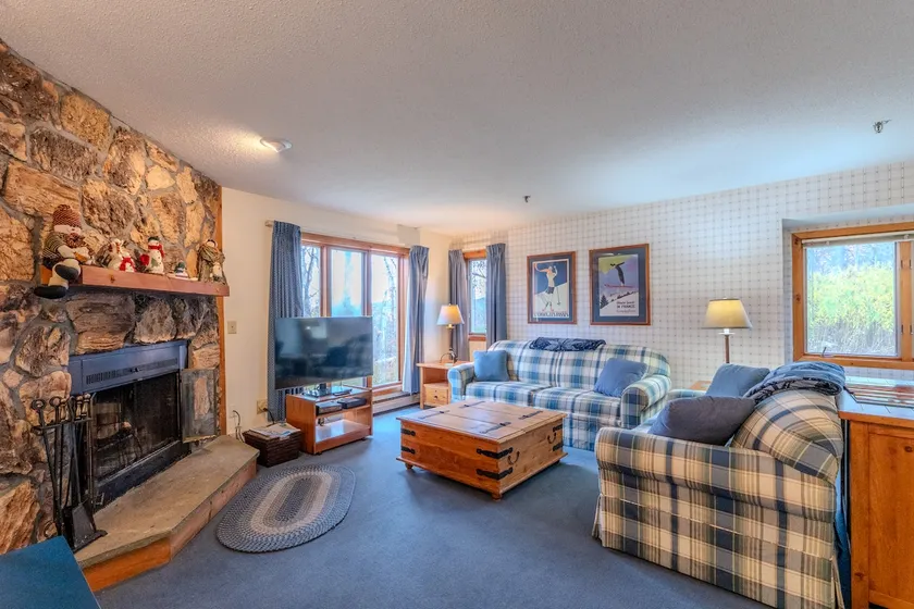 Stratton walk on/off, walk to village, fireplace - Image 1