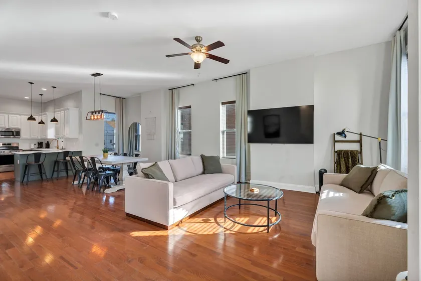 5 Bedroom / 9 beds Downtown With Parking And Yard - Image 1