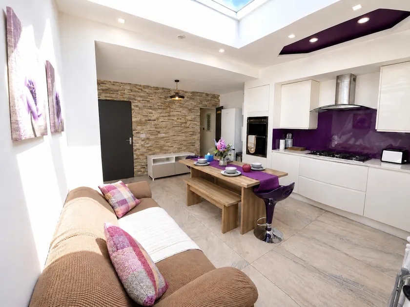 Spacious 5BR Home with Garden, Games & Parking Near Heathrow Windsor - Image 1