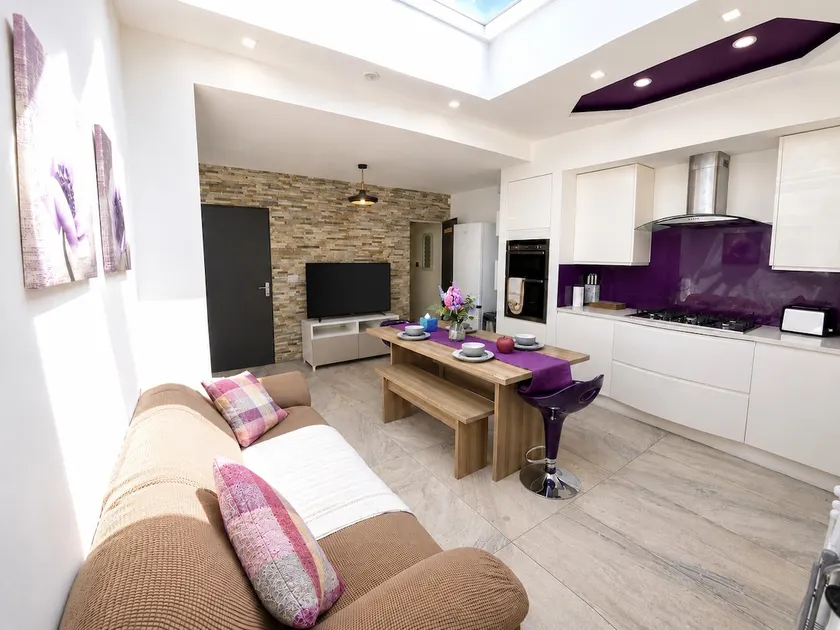 Spacious 5BR Home with Garden, Games & Parking Near Heathrow Windsor - Image 1