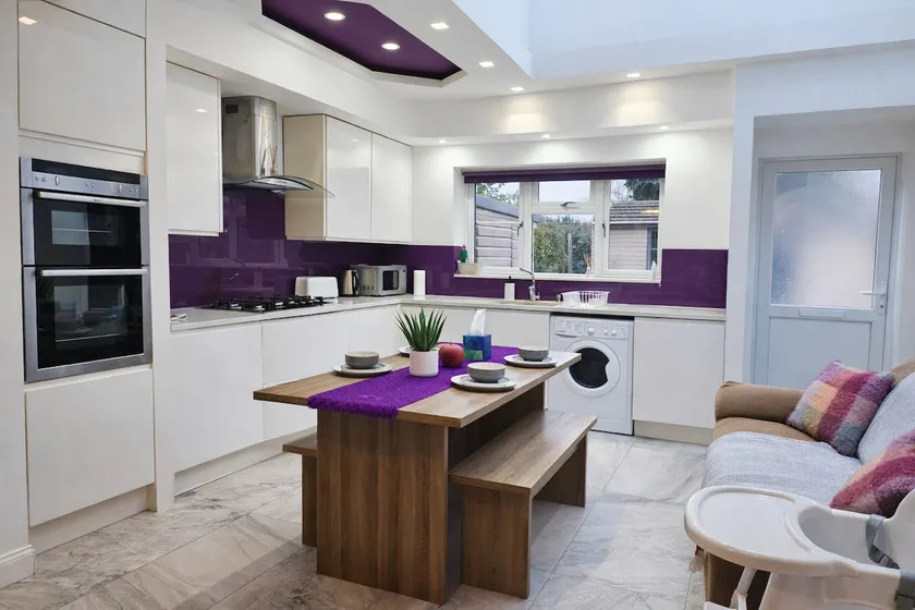 Spacious 5BR Home with Garden, Games & Parking Near Heathrow Windsor - Image 1