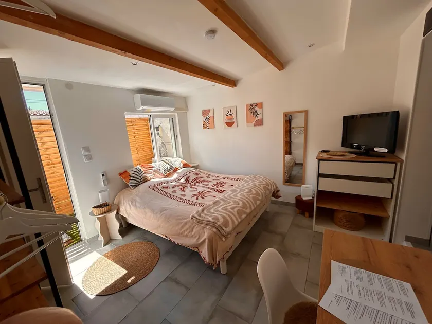 Charming studio on property – separate space - Image 1