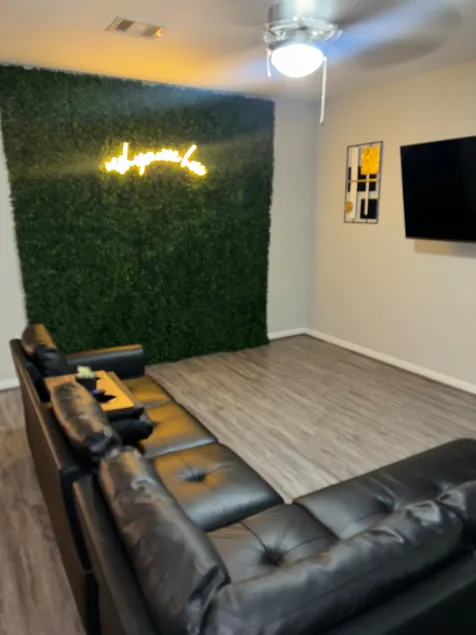 Cozy Minimalist 3BR City Home Free Parking & Wi-Fi - Image 1