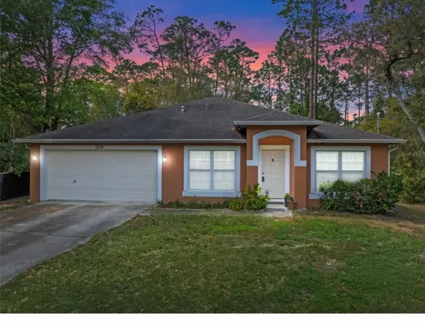 Lovely home in quiet neighborhood. Sleeps 8. - Image 1