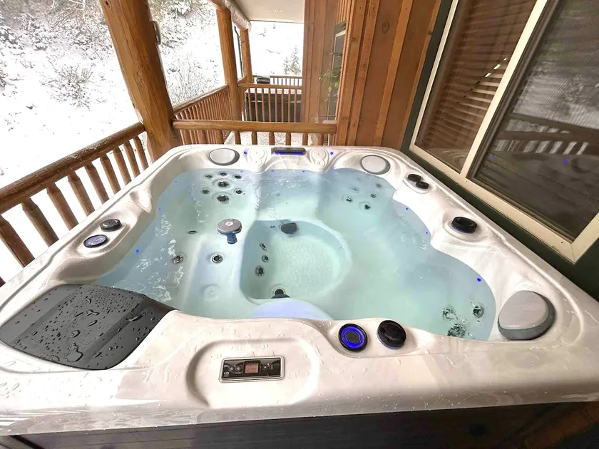 Apex Lookout Hiking Basecamp with Hot Tub - Image 1
