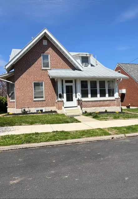 Walk to Downtown | 4BR Single w/ Parking & Nursery - Image 1