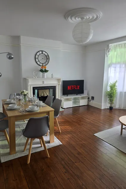 Leigh-on-Sea Coastal Haven - Relaxing & Work-Ready - Image 1