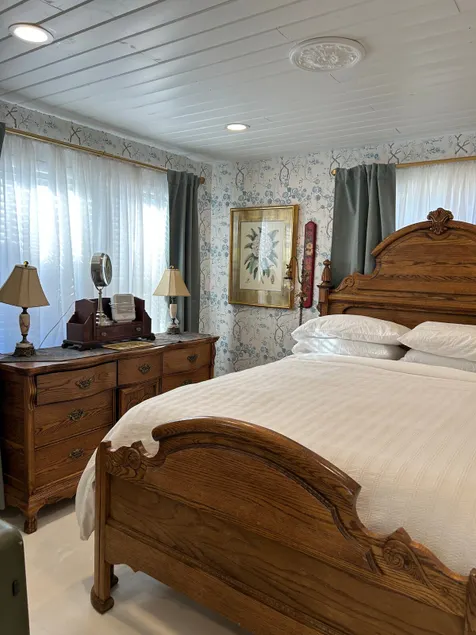 The Little Pearl, Boutique Designer Cottage - Image 1