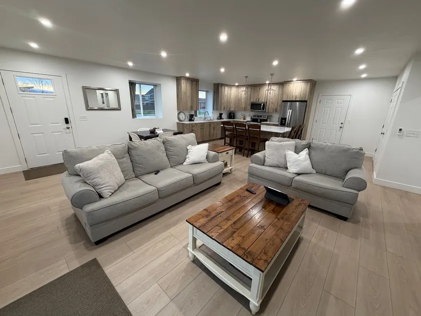 Quiet detached 2 bed & 2 bath apartment. - Image 1