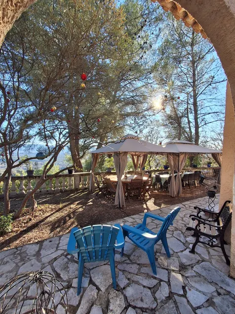 Les Ribas villa groupe, de 4 a 14 personnes, maison familiale, séjour nature, calme, Provence, Plaine des Maures, proche mer, Verdon, randonnée, terrain arboré, jeux enfants, pétanque, ping-pong, cuisine équipée, grande capacité, vacances en groupe - Image 1