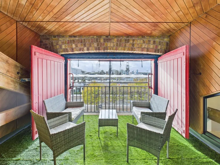 3 Bedroom Duplex 1 Min to ExCeL London Royal Docks - Image 1