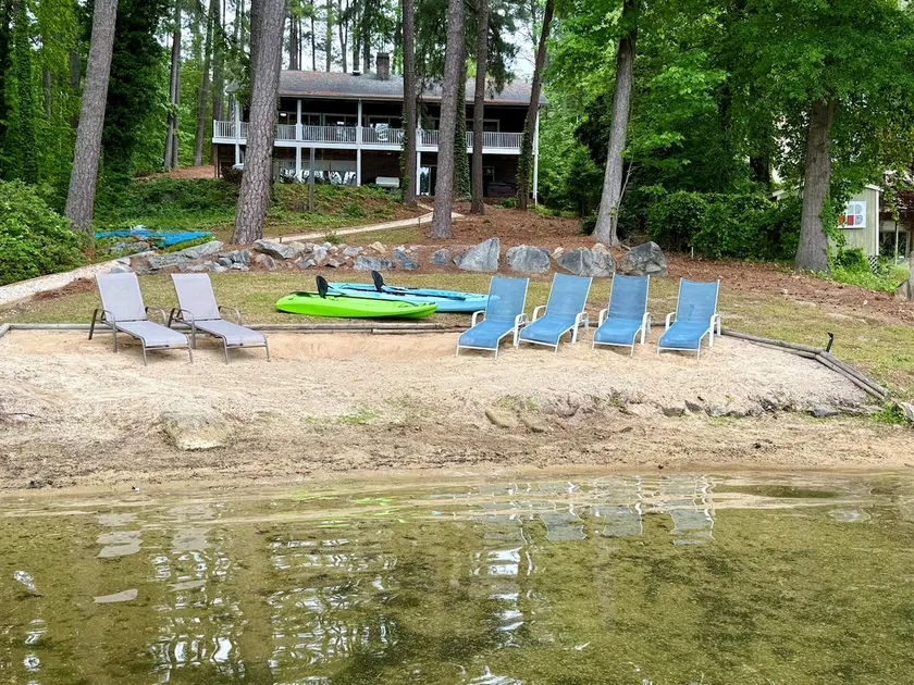 Main lake, beach, kayaks, hot tub, theater, arcade - Image 1