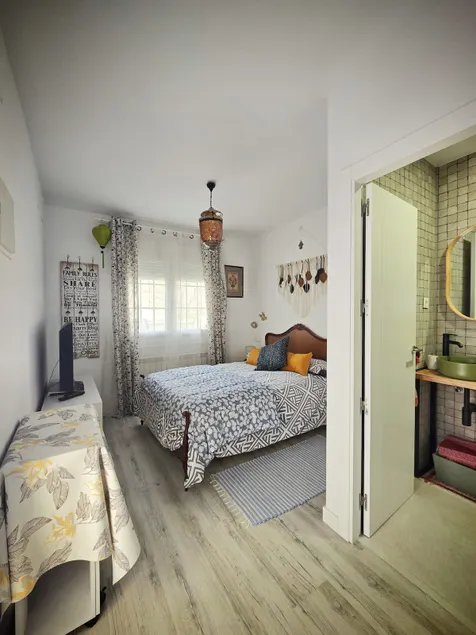 Small suite with a separate entrance. - Image 1