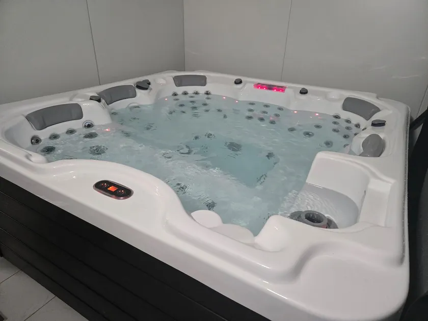 Family cottage, heated indoor pool, Jacuzzi. - Image 1