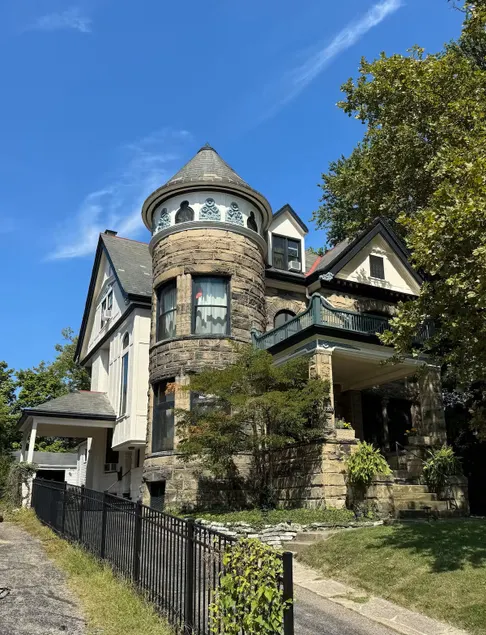Gaslight Mansion - The Studio - Image 1