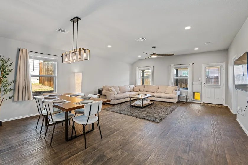 Modern, Spacious Home| 4BR | Near Airport & Tesla - Image 1