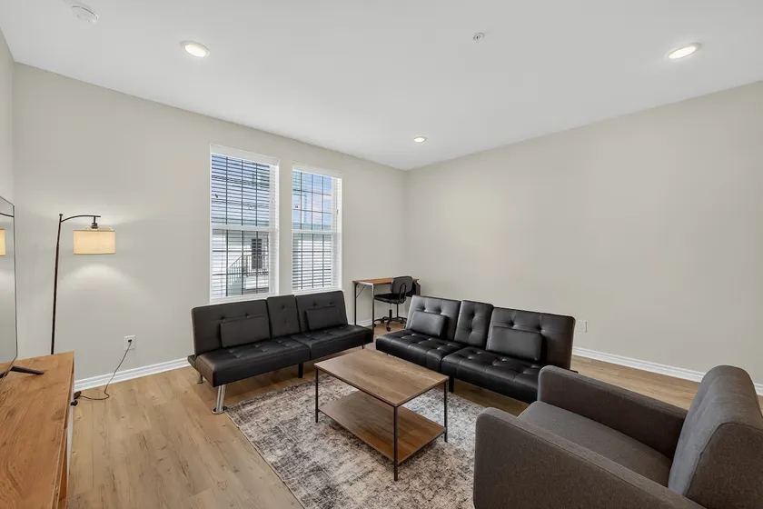 1 Bedroom 1 Bathroom, 2 Futon, with Pool & Gym 220 - Image 1