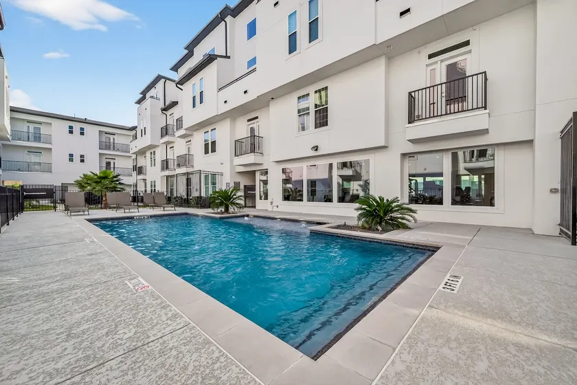 1 Bedroom 1 bath, 2 Bed, Apt With Pool & Gym 106 - Image 1