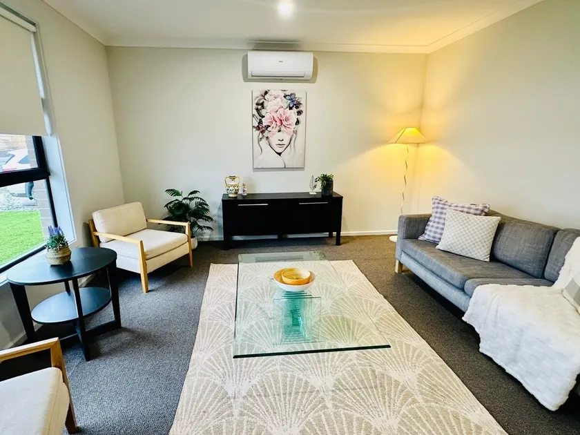 Luxury-4-bedroom near Airport w/Free Parking - Image 1
