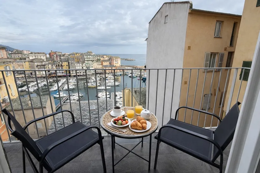 Vieux-Port Apartment - Image 1
