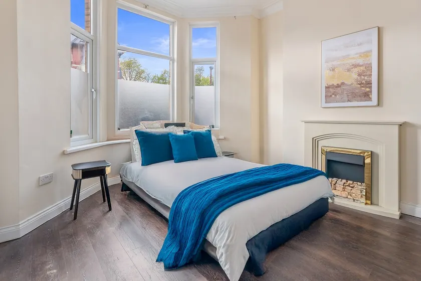 The Royal Stay at Queens Hill Sleeps 10 - Image 1
