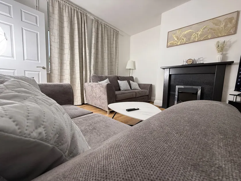 Spacious 3 Bed House Perfect for Contractors & Families with free Wi-fi and Parking - Image 1